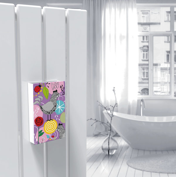 Cover per umidificatore con fantasia floreale e disegno di gallina stile grafico, appeso a un termoarredo ad acqua bianco