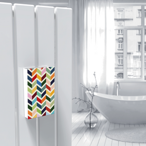 Cover per umidificatore Zig Zag con fantasia a zig zag appesa a un radiatore bianco