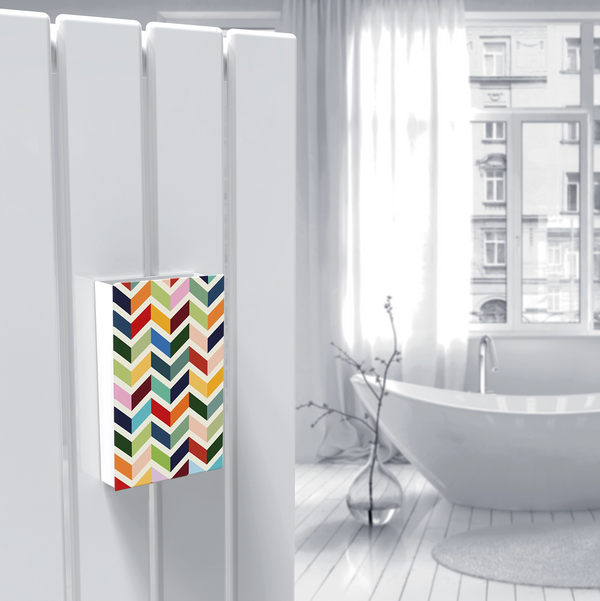 Cover per umidificatore Zig Zag con fantasia a zig zag appesa a un radiatore bianco