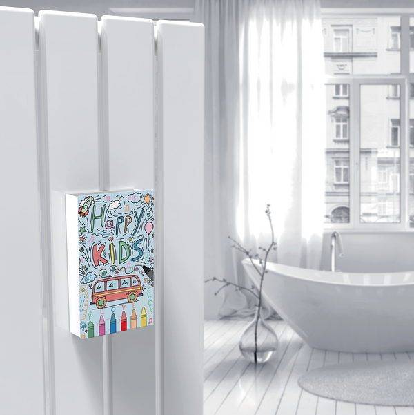 Cover per umidificatore con motivo illustrato stile scolastico, appeso a un termoarredo ad acqua bianco