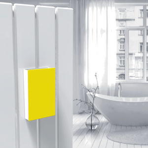 Cover per umidificatore rgiallo appeso a un termoarredo ad acqua bianco