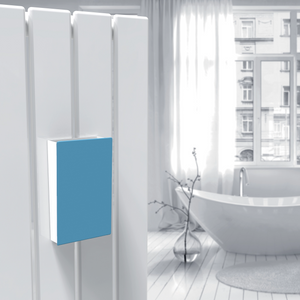 Cover per umidificatore azzurro appeso a un termoarredo ad acqua bianco