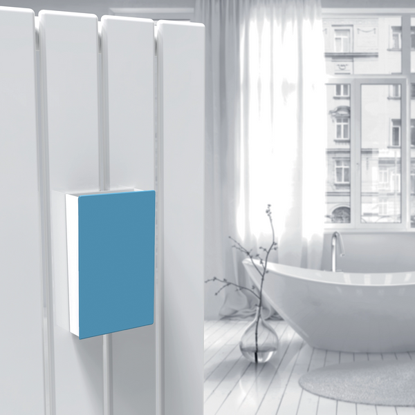 Cover per umidificatore azzurro appeso a un termoarredo ad acqua bianco