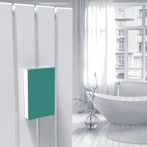 Cover per umidificatore verde appesa a un radiatore bianco