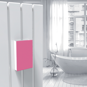 Cover per umidificatore rosa appeso a un termoarredo ad acqua bianco