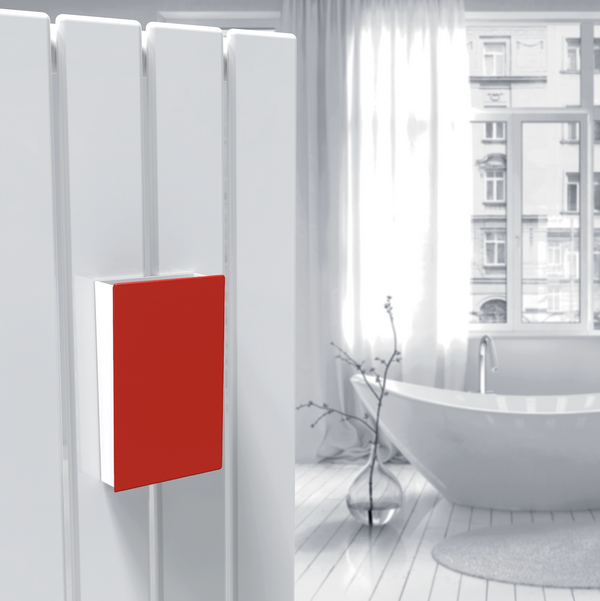 Cover per umidificatore rosso appeso a un radiatore bianco