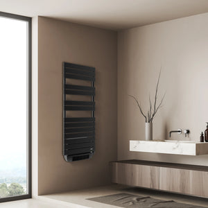 termoarredo con ventilante di colore nero in ambientazione bagno