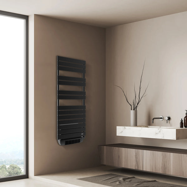 termoarredo con ventilante di colore nero in ambientazione bagno