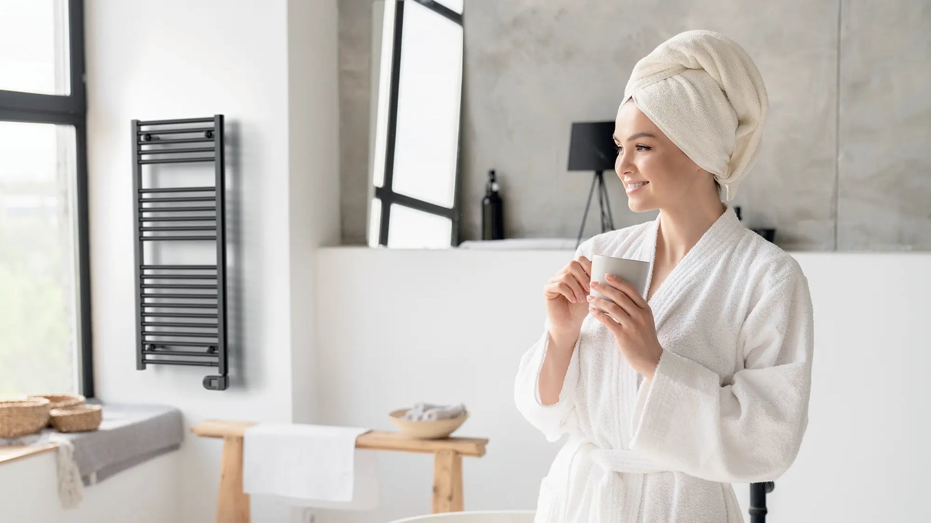 immagine di una donna nel bagno con uno scaldasalviette in sfondo