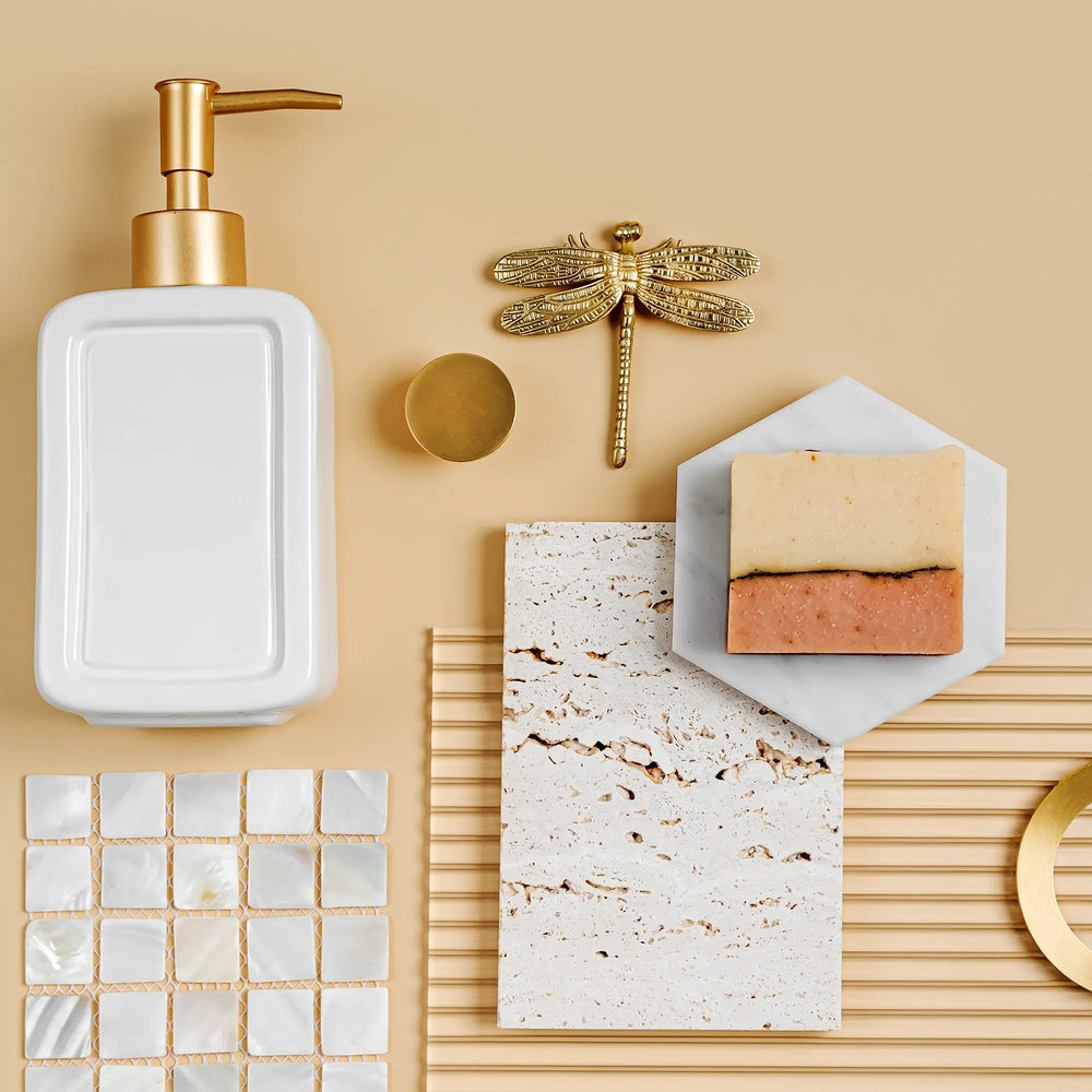 moodboard ispirazionale con tonalità oro, bianco e perla