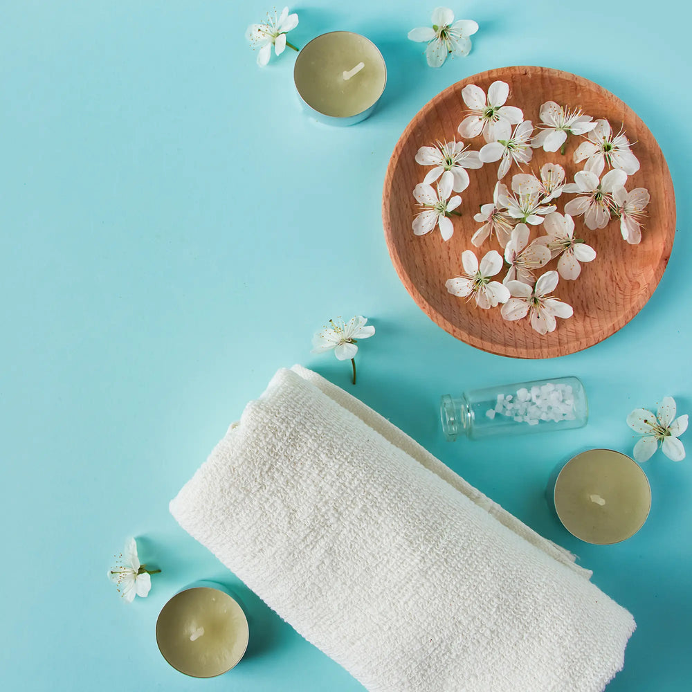 moodboard floreale con tonalità azzurre e gialle in stile primaverile