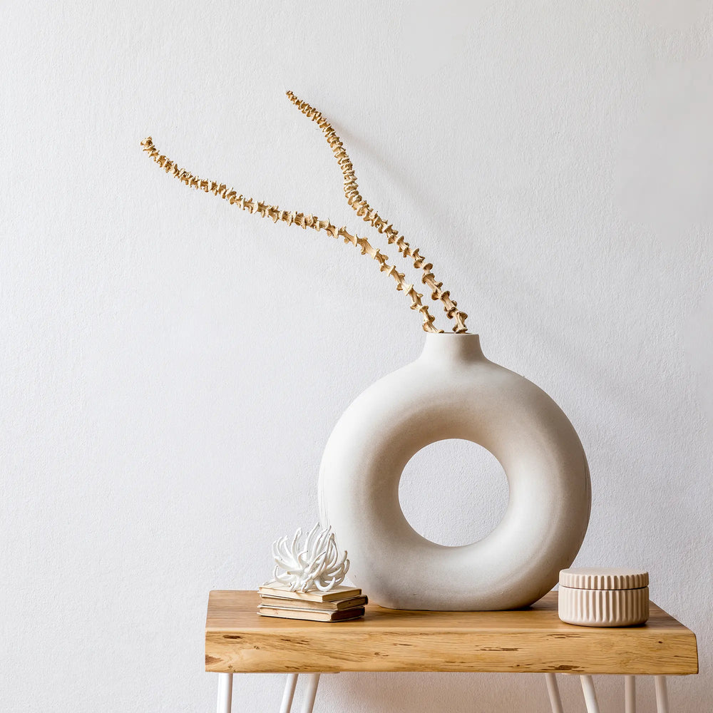 moodboard estivo in stile casa vacanza al mare fra conchiglie e rami secchi marini