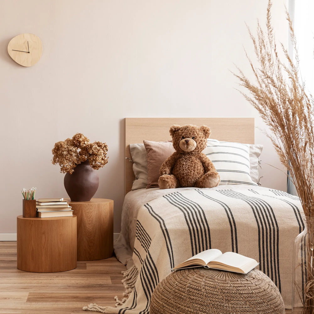 cameretta di un bambino dalle tonalità autunnali con pelouche